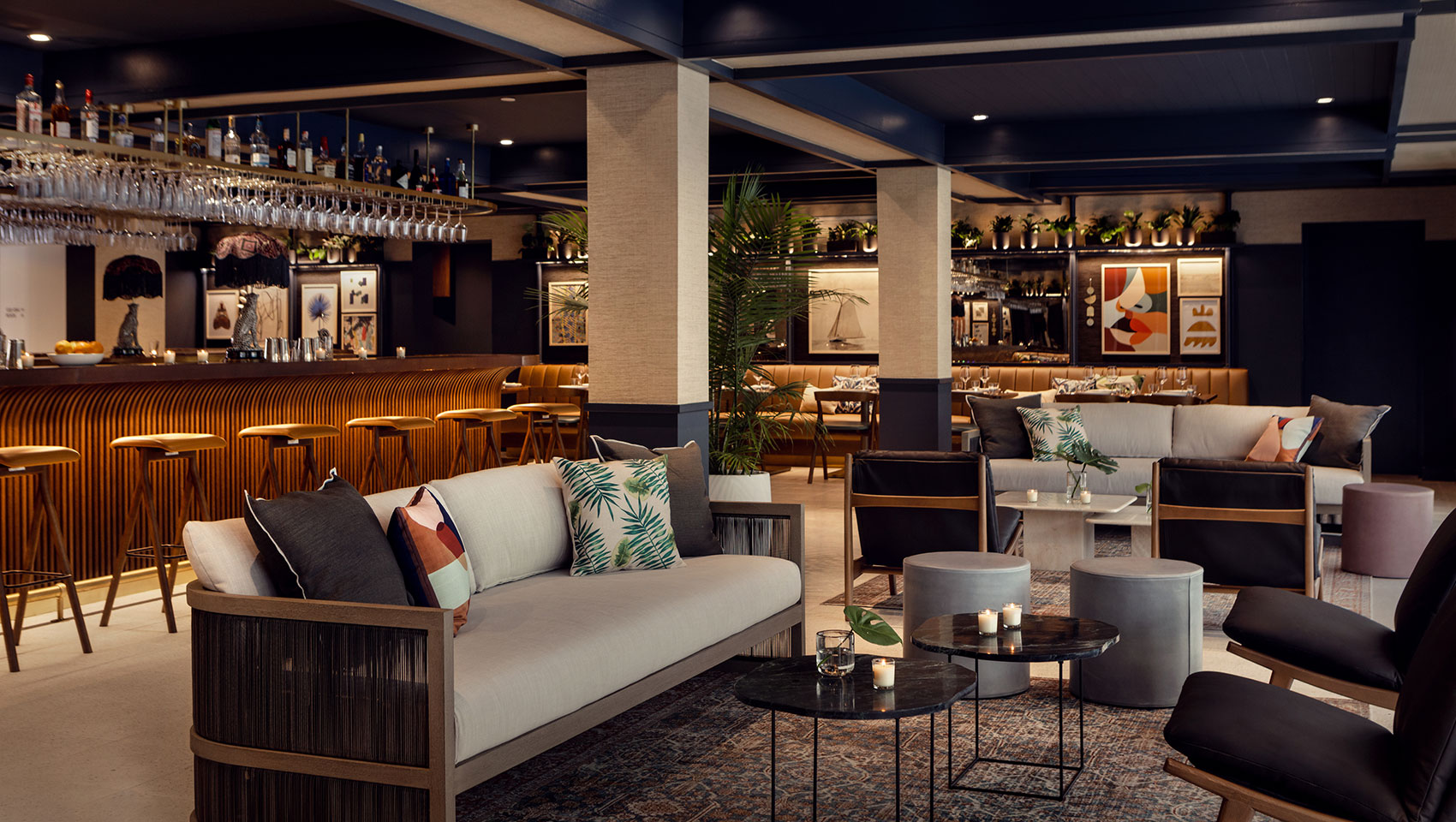 La Fuga lounge with bar and seating