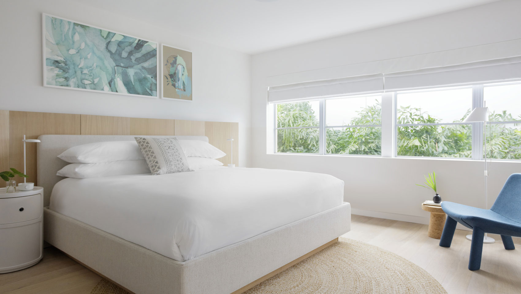 king guestroom with three large windows